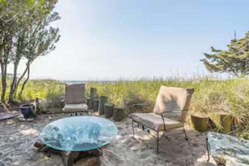Chill Fire Island Beachfront Cottage with Amazing Bay and Sunset Views, Perfect Location in Fair Harbor