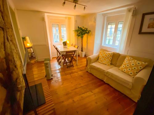 Charming Bairro Alto 2-Bedroom Escape, Lisboa