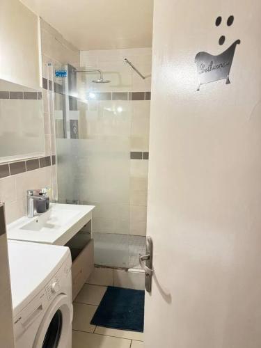 Ванна кімната, Appartement familial à Sarcelles de 81 m², proche commodités (Appartement familial a Sarcelles de 81 m², proche commodites) in Сарсель