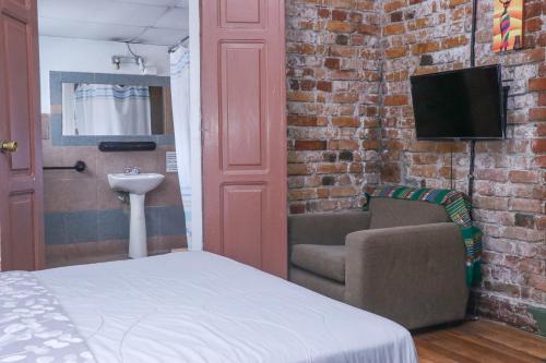 Quadruple Room with Bathroom image 7