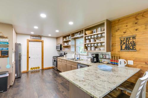 Lakefront Daingerfield Retreat w/ Shared Dock! in Pittsburg (TX)