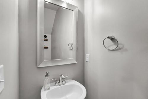 Peaceful 3BR near soccer park thumb 4