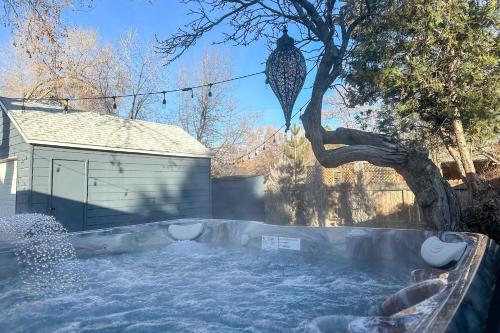 Hot Tub, Fire Pit Midtown Reno Oasis! in 리노-타호 국제 공항