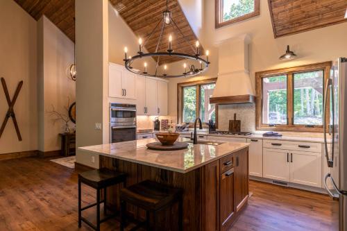 Hidden Creek Cabin at MontEagle in بانر الك