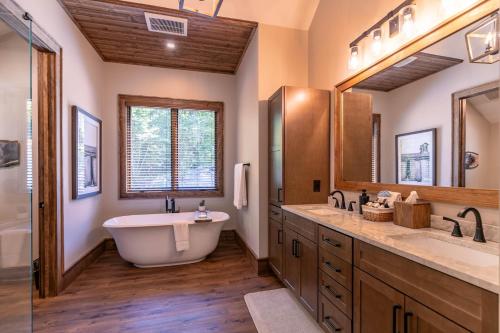 Hidden Creek Cabin at MontEagle in بانر الك