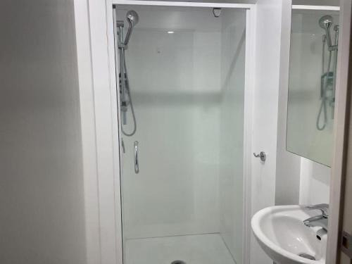 AURA B two bedrooms, 1 living room Wi-Fi skytower and street view, balcony , easy parking, Auckland (photo 7)