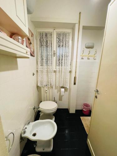 Grande stanza con letto matrimoniale bagno privato zona San Paolo-Trastevere-ROMA TRE chez l'habitant, Rome (photo 5)