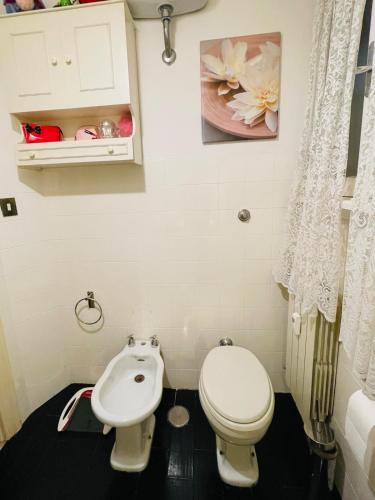 Grande stanza con letto matrimoniale bagno privato zona San Paolo-Trastevere-ROMA TRE chez l'habitant, Rome (photo 4)