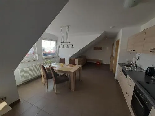 Fewo Steinhohle, DG 45qm, 1 Schlafzimmer & 1 Wohn-Esszimmer mit Bett in Sulzbach am Main, Deutschland
