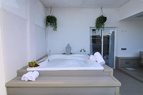 Two-Bedroom Deluxe Apartment with Balcony