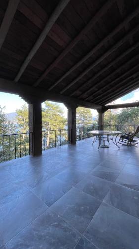 Hermosa cabal familiar en el lago in Zirahuen