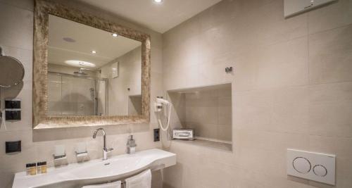 640512547 Hotel Goldener Adler, BW Signature Collection