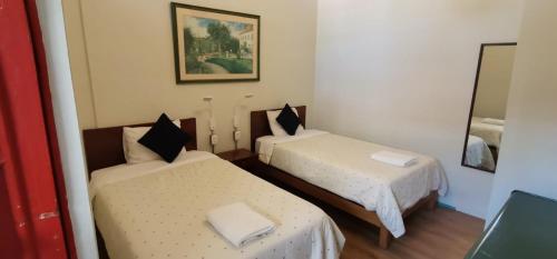 2 twin beds