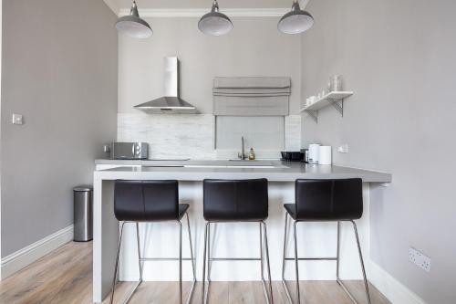 Stylish 1bed in Kensington - image 5