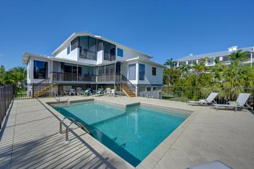 Sunny Marco Island Gem with Shared Pool and Dock! in マルコ島（FL）