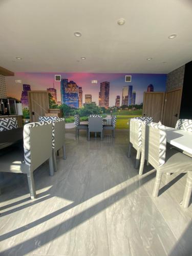 LiV Inn & Suites Houston - image 3