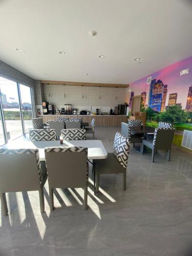 LiV Inn & Suites Houston - image 14