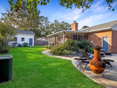 The Caspian large family house with private pool in Summerville