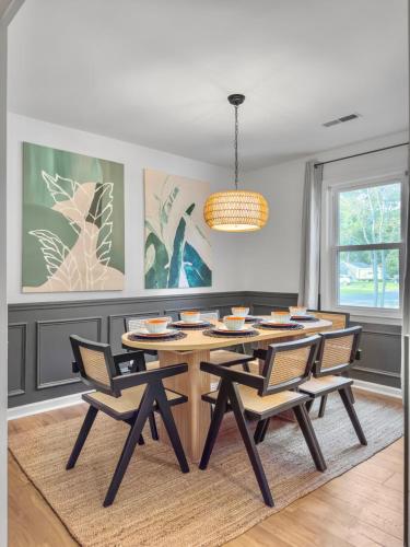 The Caspian large family house with private pool in Summerville