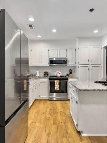 The Caspian large family house with private pool in Summerville