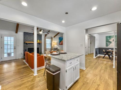 The Caspian large family house with private pool in Summerville