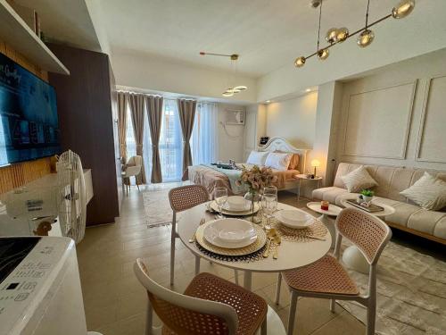 Chic Staycation with Balcony,few step in venice mall, Manila