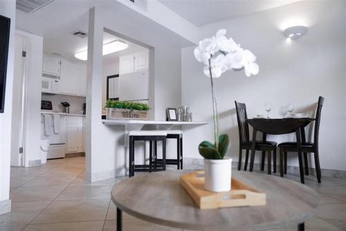 202 Fully Furnished, WiFi Included thumb 4