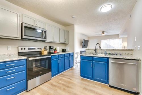 15 Mi to Greensboro Archdale Condo with Fireplace in อาร์คเดล (NC)