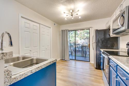 15 Mi to Greensboro Archdale Condo with Fireplace in อาร์คเดล (NC)