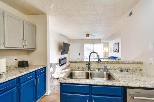 15 Mi to Greensboro Archdale Condo with Fireplace in อาร์คเดล (NC)