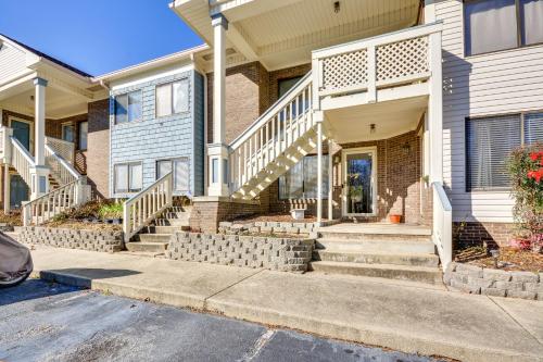 15 Mi to Greensboro Archdale Condo with Fireplace in อาร์คเดล (NC)