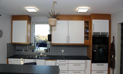 주방, 5-Bed-Rooms House with Jacuzzi, Free Parking, and 2 Toilets-Bath in Malm in 예거스로 빌라스타드