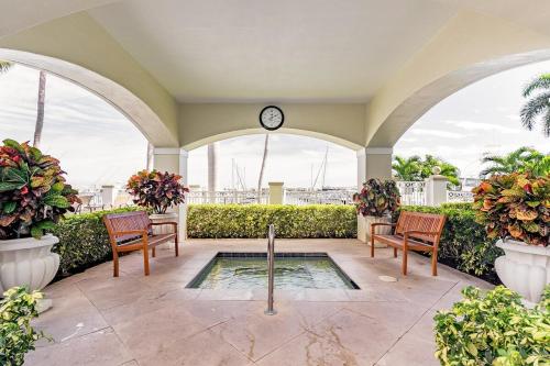 Spacious 3BR 3BA with King Bed & Amazing Pools near Intercoastal, Lantana Beach, FL in Lantana (FL)