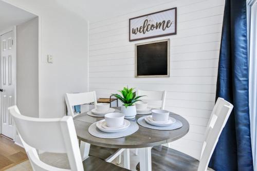 The Ember Classy 2 Bedroom with seasonal pool access The Ember Classy 2 Bedroom with seasonal pool access