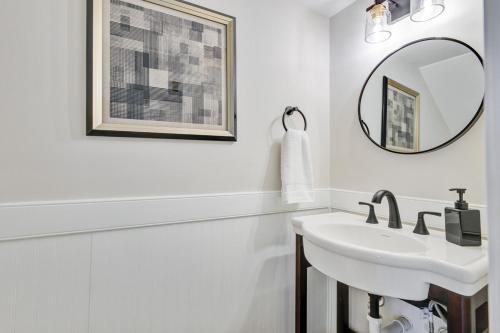 The Ember Classy 2 Bedroom with seasonal pool access The Ember Classy 2 Bedroom with seasonal pool access