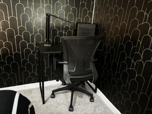 Queen Suite - Hot Tub - Home Theater - WiFi Queen Suite - Hot Tub - Home Theater - WiFi