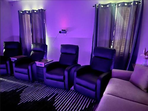 Queen Suite - Hot Tub - Home Theater - WiFi Queen Suite - Hot Tub - Home Theater - WiFi