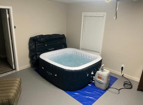 Queen Suite - Hot Tub - Home Theater - WiFi Queen Suite - Hot Tub - Home Theater - WiFi