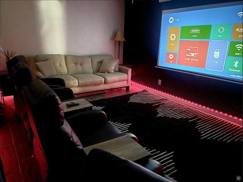 Queen Suite - Hot Tub - Home Theater - WiFi Queen Suite - Hot Tub - Home Theater - WiFi