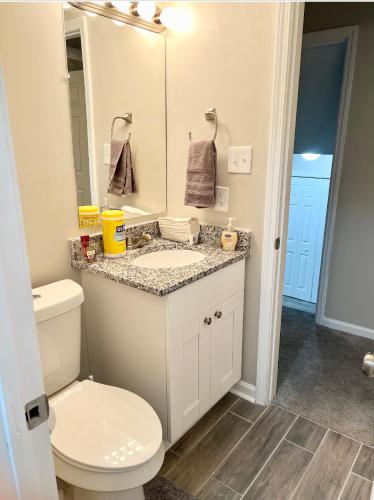 Queen Suite - Hot Tub - Home Theater - WiFi Queen Suite - Hot Tub - Home Theater - WiFi