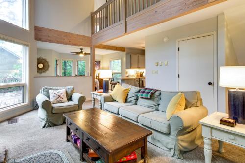 Wintergreen Resort Home with Deck, 1 Mi to Skiing! in Lyndhurst, USA