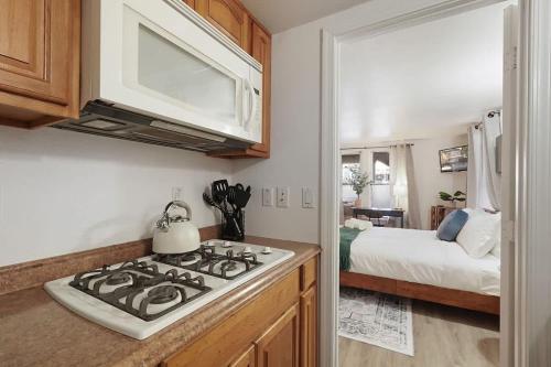 Homey Studio Near Downtown Sac and American River in Mansion Flats