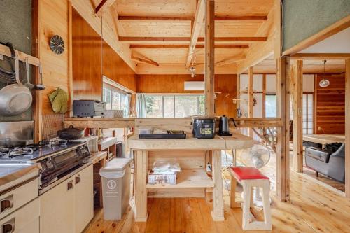 Kitchen, 新緑の南伊豆焚き火の宿ノキロ in Minamiizu