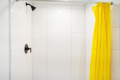 Cozy Urban Retreat near Downtown LA & USC - Private room with shared Living room and kitchen, Los Angeles (photo 8)