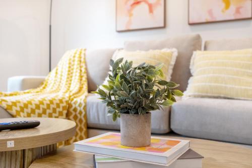 Cozy Urban Retreat near Downtown LA & USC - Private room with shared Living room and kitchen, Los Angeles (photo 5)