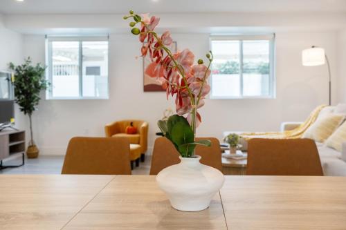 Cozy Urban Retreat near Downtown LA & USC - Private room with shared Living room and kitchen, Los Angeles (photo 3)