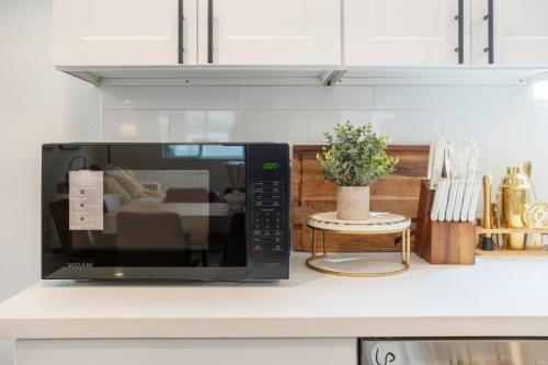 Cozy Urban Retreat near Downtown LA & USC - Private room with shared Living room and kitchen, Los Angeles (photo 9)