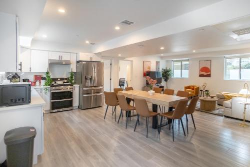 Cozy Urban Retreat near Downtown LA & USC - Private room with shared Living room and kitchen 4