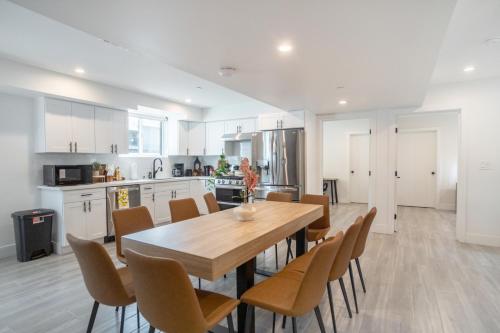 Cozy Urban Retreat near Downtown LA & USC - Private room with shared Living room and kitchen 3