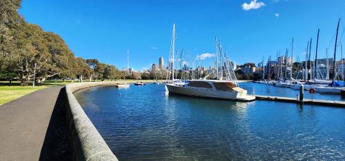 Elegantly Appointed Apartment with Harbour Views in Darling Point